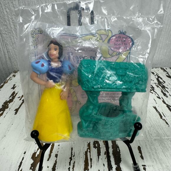 McDonald's Vintage 1992 Disney Snow White Wishing Seven Dwarfs Well NOS NIP Toy - Picture 2 of 3